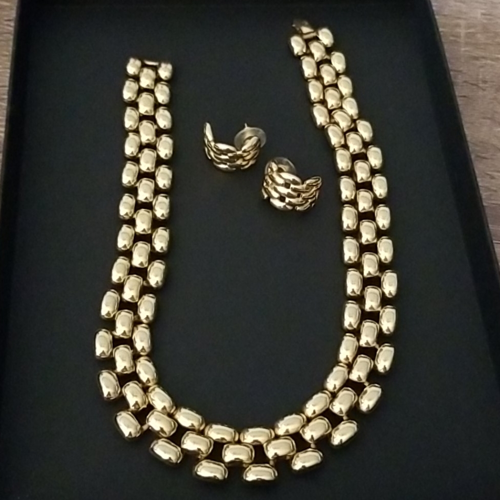 Necklace and earring set